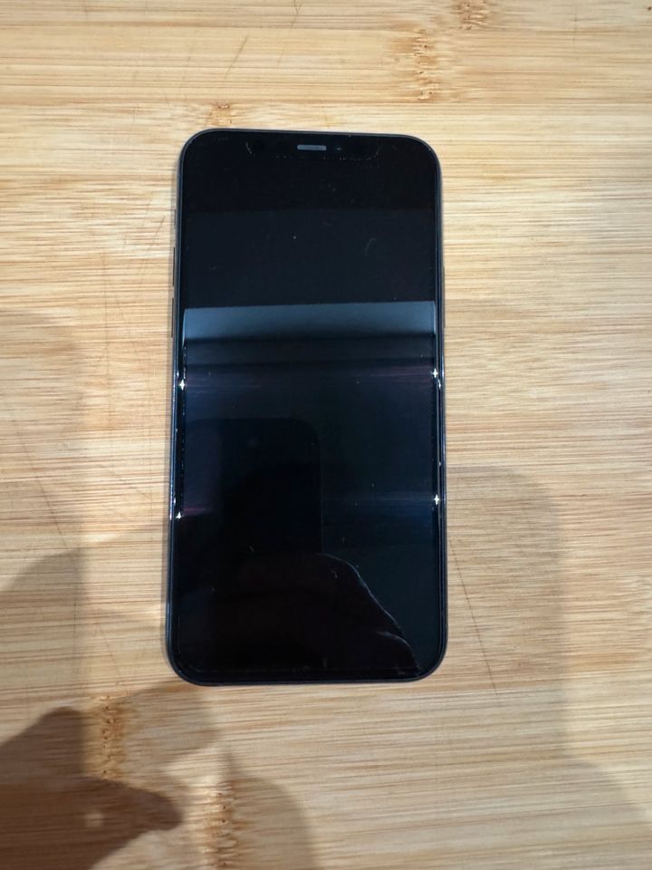 iPhone 11 Pro - 64 GB - Nachtgrün in Salzkotten