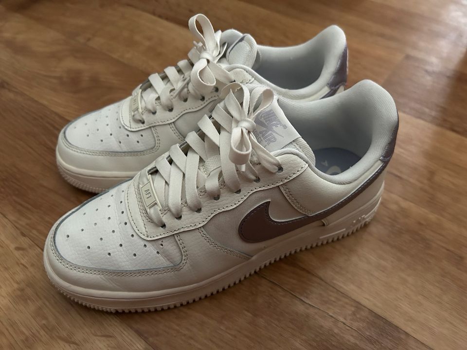 Nike Airforce 1 Cremeweiß & Lila in Weimar