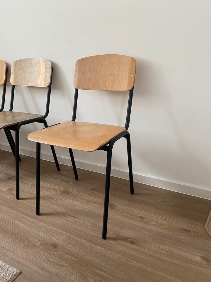 4 Stühle Schullook Stapelstühle Holz- Metall in Haan