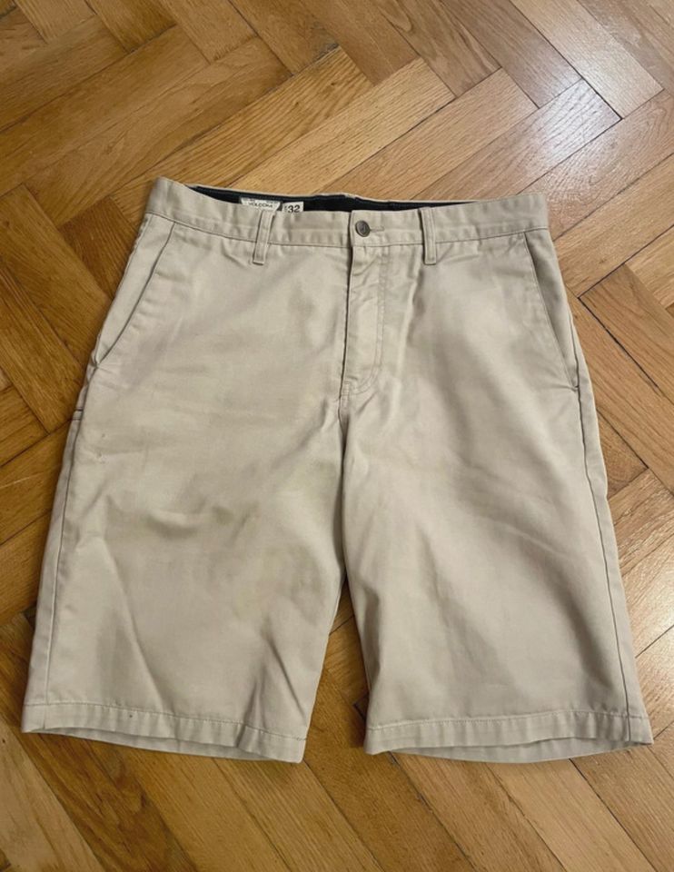 Ungetragene Herrenshorts der Marke Volcom in München