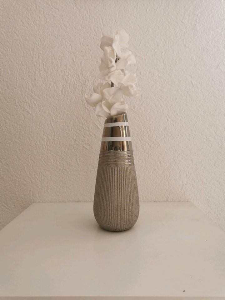Vase silber /weiß Höhe ca 31 cm in Ubstadt-Weiher