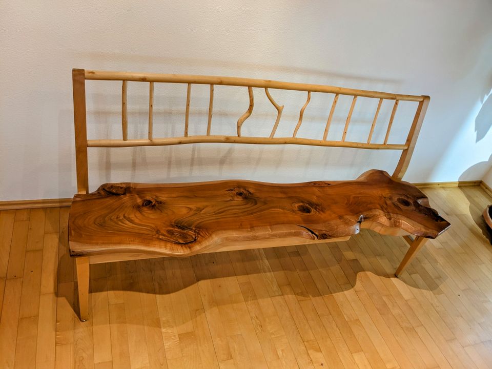 Kreative Sitzbank aus Holz in Essenbach