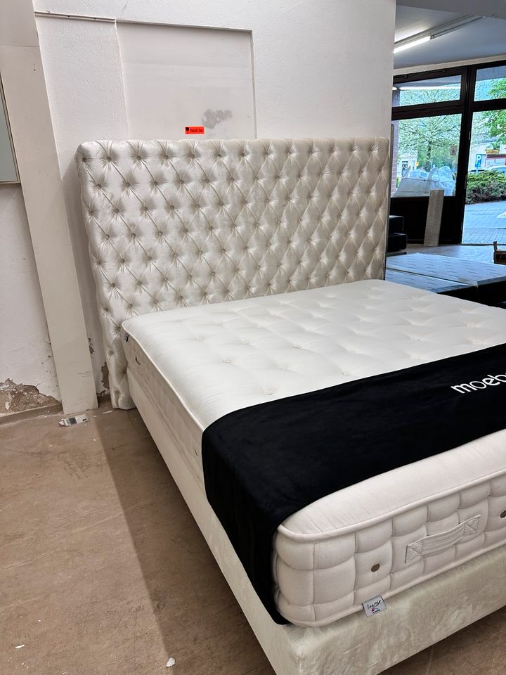 Chesterfield-Design Bett mit Acryl Glas Füßen und Orthopädischer Matratze - Luxuriöser Schlafkomfort zum Schnäppchenpreis! in Berlin