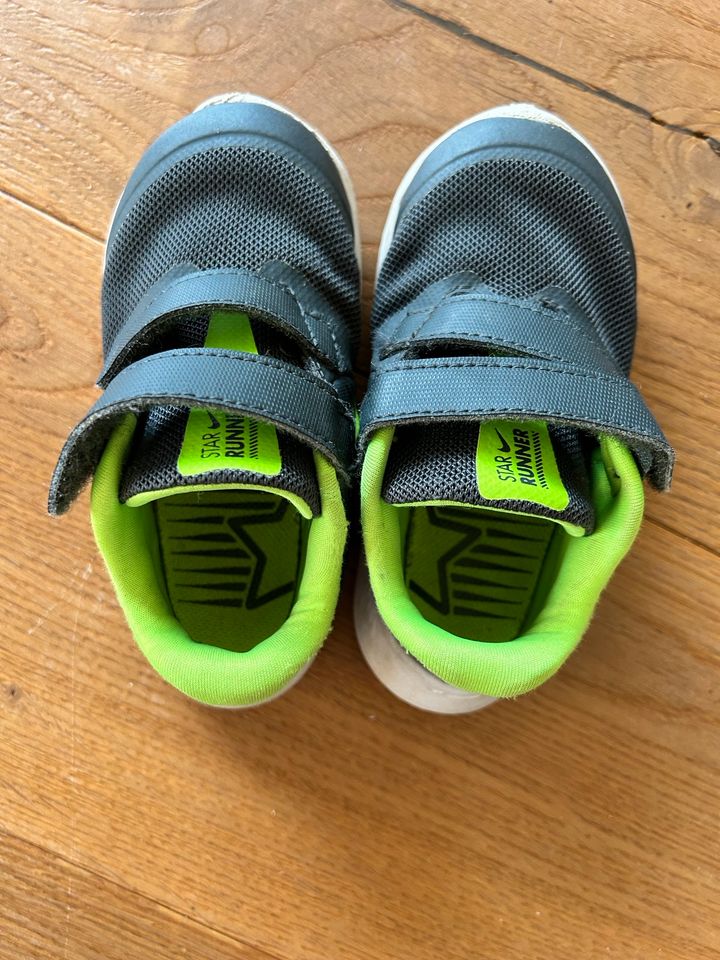 Kinder-Schuh, Nike Star Runner, schwarz/grün, 23,5, wie NEU in Kelkheim