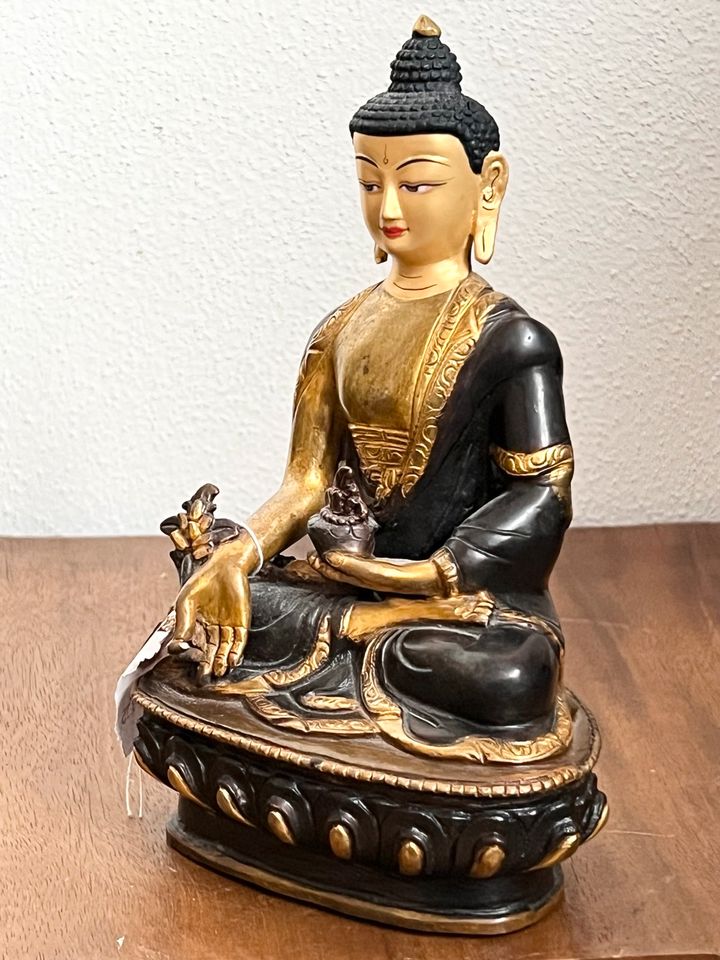 Statue des Medizinbuddhas aus Nepal. Bronze feuervergoldete 21cm in Neufahrn