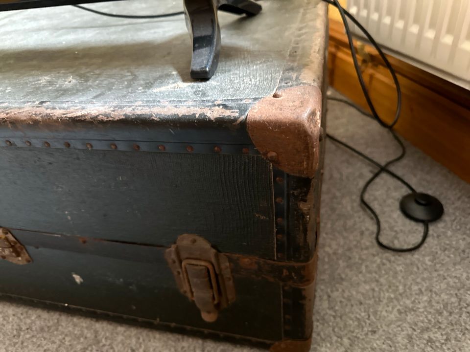 Koffer Reisekoffer groß antik vintage Deko 100x55x35 Truhe in Bannewitz