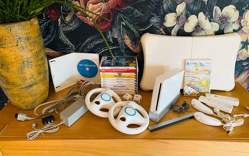 Nintendo Wii Bundle mit 13 Spielen, Balance Bord und Zubehör in Engelskirchen