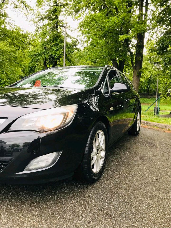 Opel Astra 1.4Tiurer Sport Turbo 140Ps Top Zustand in Bayreuth