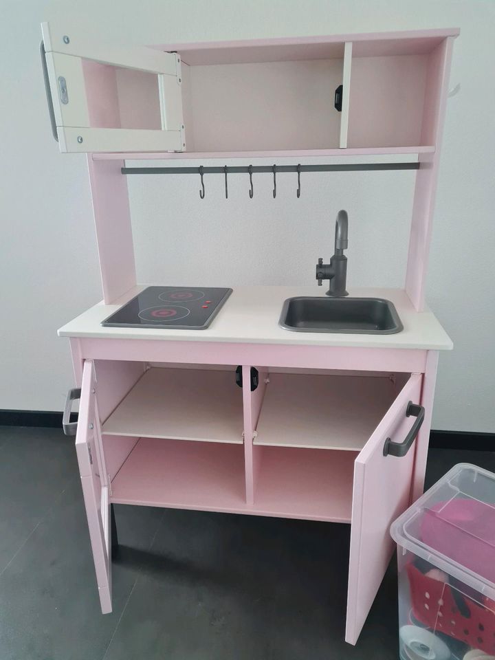 Spielküche in rosa von Ikea mit viel Zubehör in Buchloe