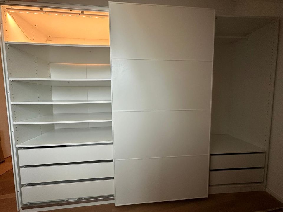 Weißer IKEA Pax mit Schiebetüren (B 275cm x H 201cm) in Berlin