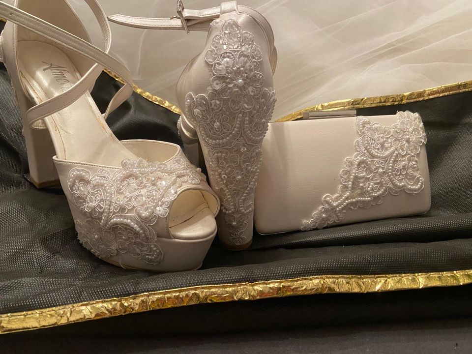 Hochzeitskleid mit hochwertiger Spitze+ Schleier + Schuhe&Tasche in Feucht