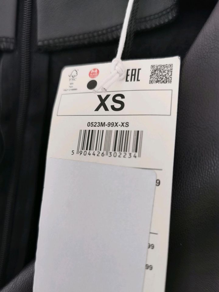 XS Reserved Kleid aus Kunstleder schwarz Cocktailkleid. in Bad Salzuflen