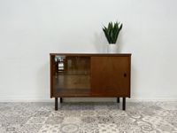 WMK Sehr hübsche und kompakte Mid-Century Kommode mit Vitrinenteil und Schiebetür # Sideboard Vitrinenkommode Vitrine Barkommode Bar Flurkommode Fernsehschrank Vintage Retro DDR 50er 60er Friedrichshain-Kreuzberg - Friedrichshain Vorschau