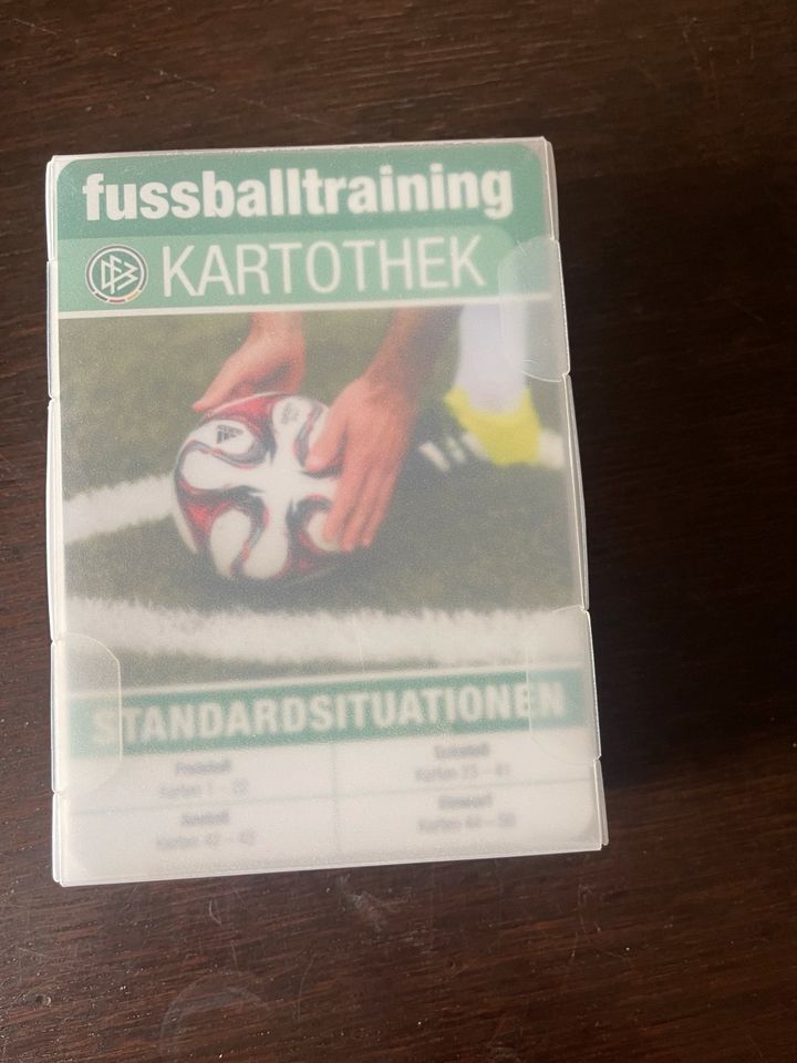 Fußball Bücher 2x und 6 Kartotheken siehe Fotos in Gießen