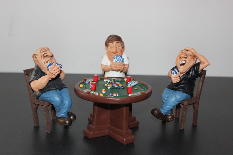 Miniatur Pokertisch mit Figuren *für Sammler/ Puppenhaus* in Berlin