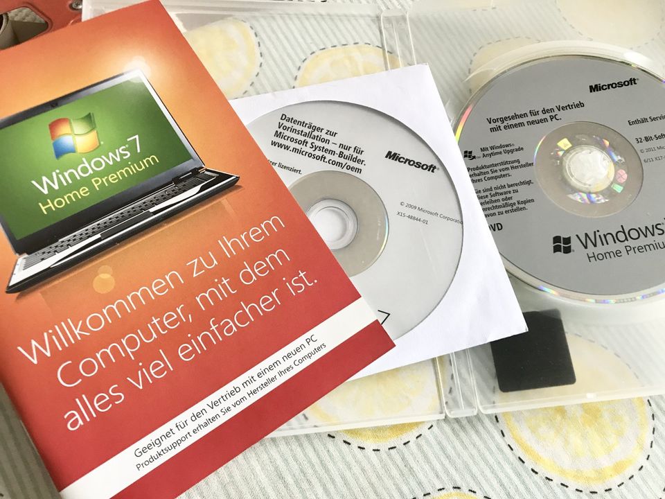 Windows XP Home SP2 2004 , 2001 OEM SB , Windows 7 Home SP1 32Bit in Witten