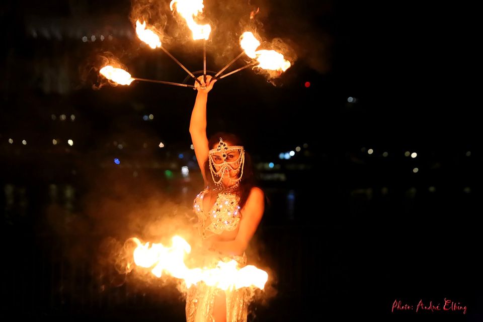 Bauchtänzerin buchen mieten Feuershow türkin kina Bauchtanz show in Köln