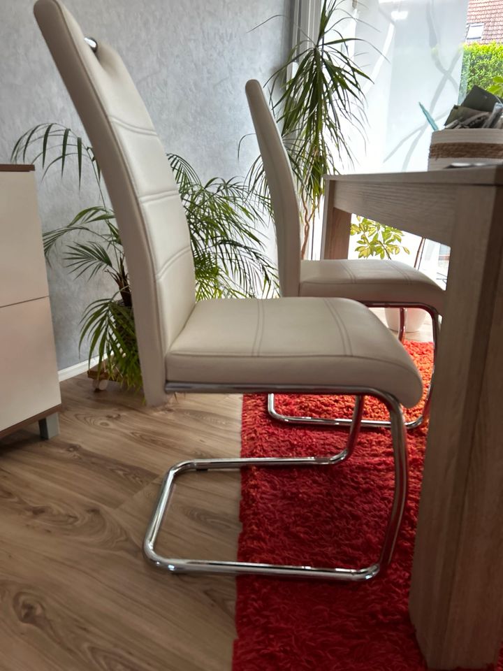 Esstisch top Zustand + Stühle mit Gebrauchsspuren ein Stuhl Risse in Brüggen