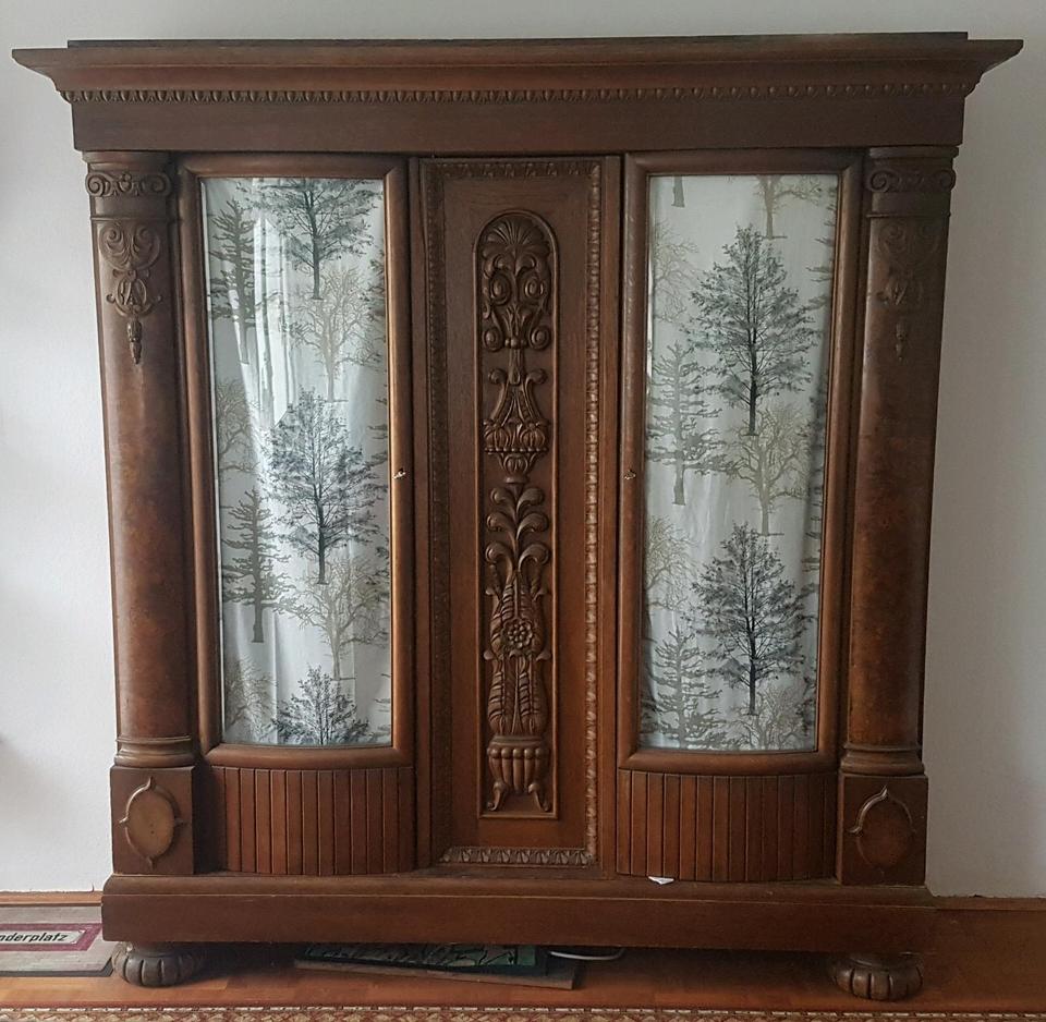 schöner massiver Holzschrank mit zwei Glastüren | Schrank Holz in Erlangen