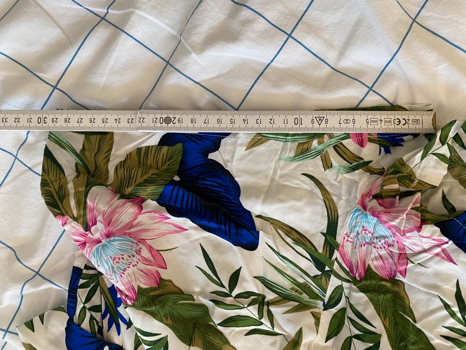 Shorts mit Stoffgürtel Damen Marke Only Blumen Größe 38 in Embsen