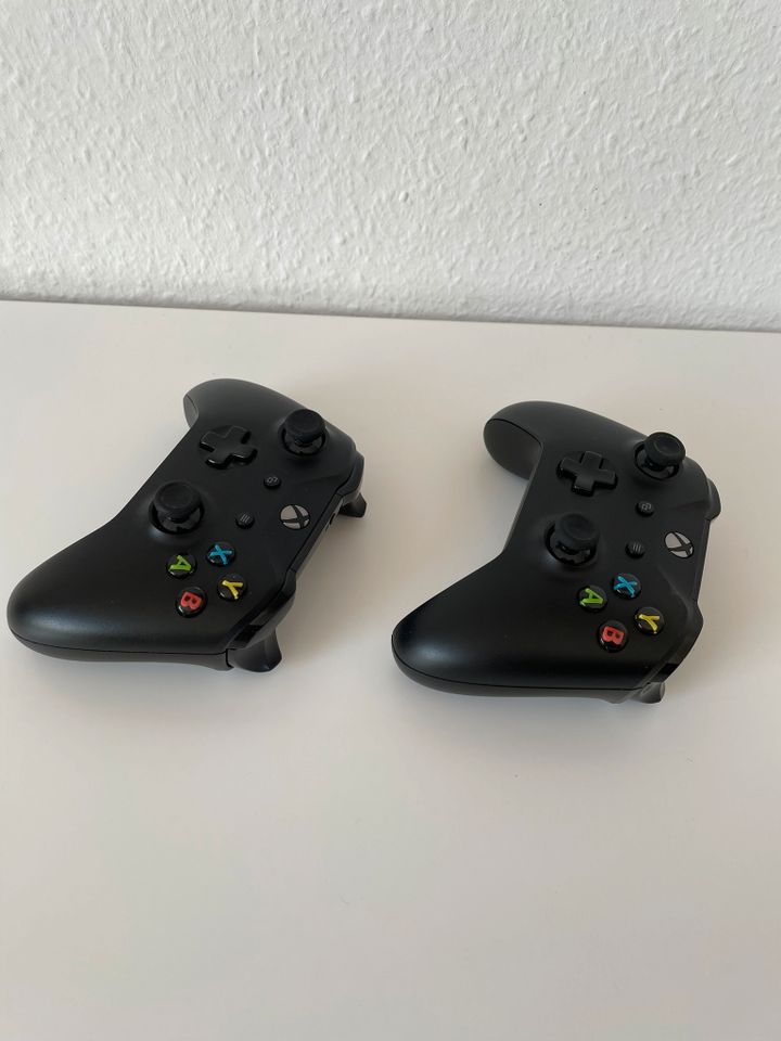 Xbox One X 1TB inkl. 2 Controller, 2 Spiele und Standfuß in Stelle