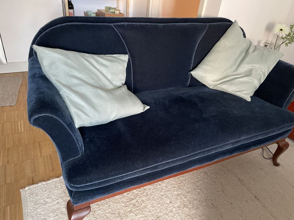 Sehr schönes kleines altes 2-Sitzer Sofa mit 2 passenden Sesseln in Berlin