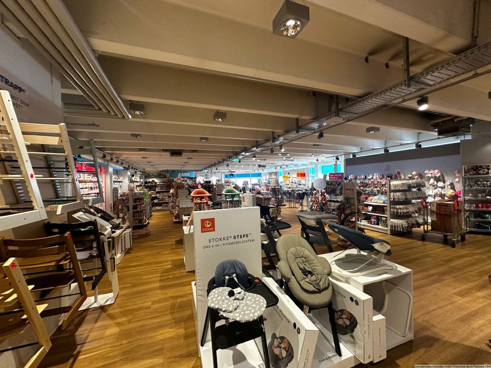 Großzügige Ladenfläche mit großer Fensterfront neben Fachmarktcenter in Essen in Essen