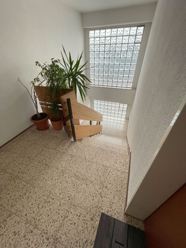 Penthouse mit 13 m² Balkon, 2,5 Zimmer, renoviert & einzugsbereit in Essen