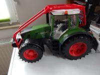 Bruder Traktor Fendt 936, Ladekran,2 x Winde Nordrhein-Westfalen - Kirchhundem Vorschau