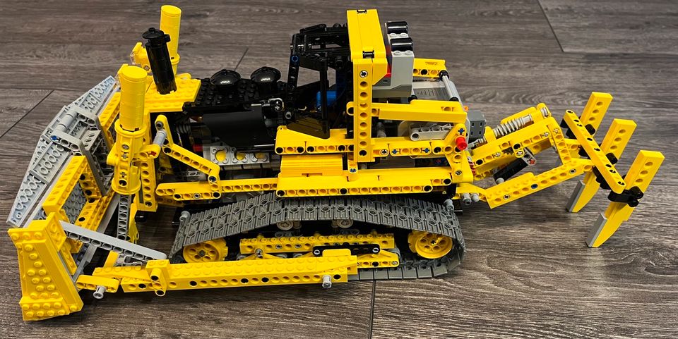 Lego Technic 8275 Bulldozer neuwertig mit OVP in Velbert