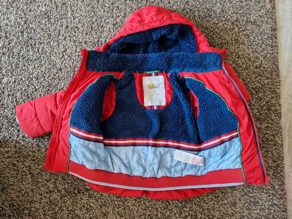 Mini Boden Winterjacke Größe 98 rot Sterne in Ilsede