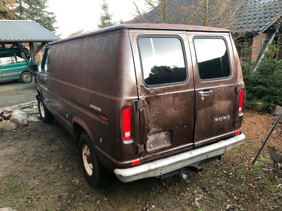 Ford Econoline 250 Cargo Van V8 in Rheinsberg