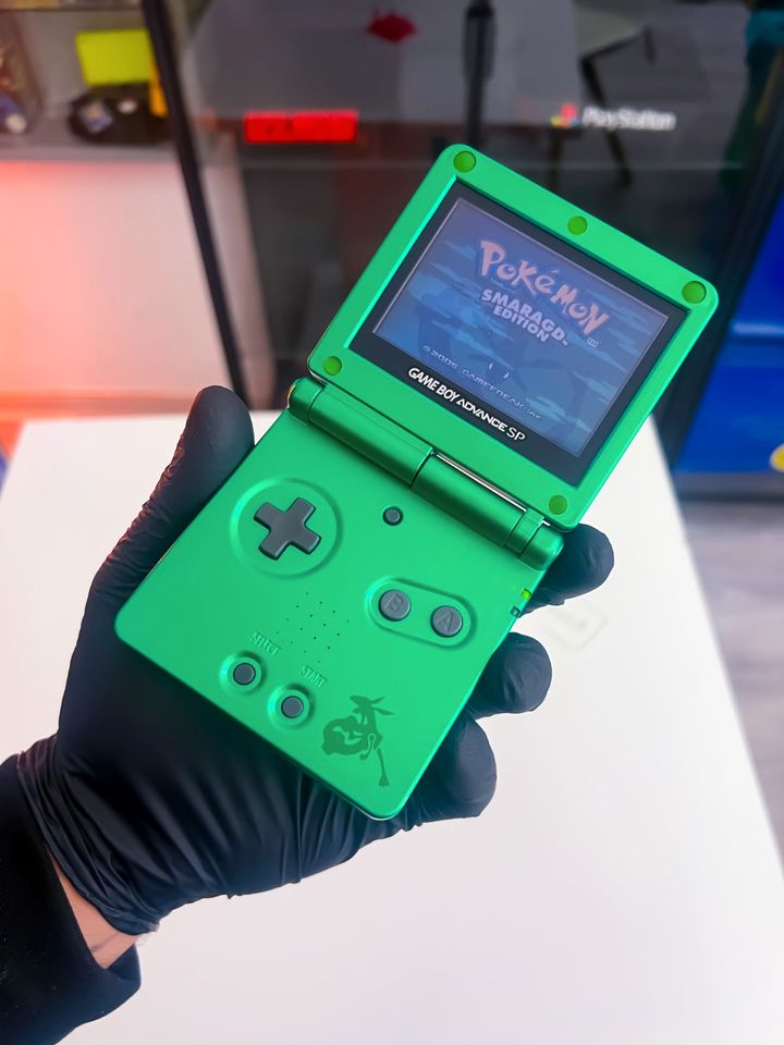 GameBoy Advance SP Rayquaza mit Pokemon Smaragd Edition in Kiel