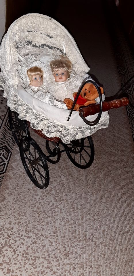 Nostalgischer Deko - Puppenwagen mit 2 Porzellanpuppen in Kemberg