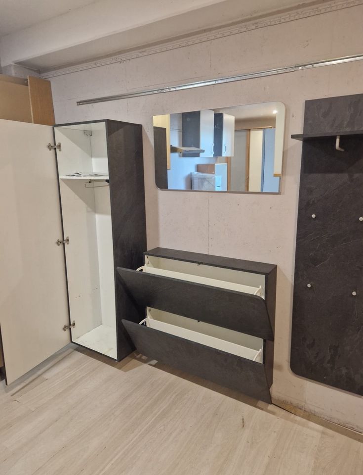 Flurgarderobe mit Spiegel, Schuhschrank, Seitenschrank in Nürnberg (Mittelfr)