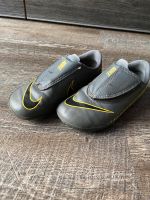 Nike Hallenturnschuhe Fußball Gr. 28 Jungen grau 17 cm Schleswig-Holstein - Flensburg Vorschau