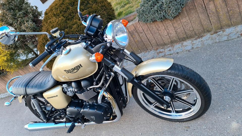 Triumph T100 Bonneville SE Bremsflüssigkeit Ausgleichsbehälter in Oberstadion