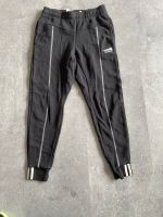 Adidas Jogginghose schwarz Gr. 152 Nordrhein-Westfalen - Wesseling Vorschau