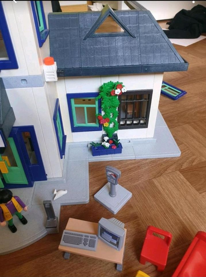 Playmobil großes city house 6294 Polizei Krankenhaus in Bad Windsheim