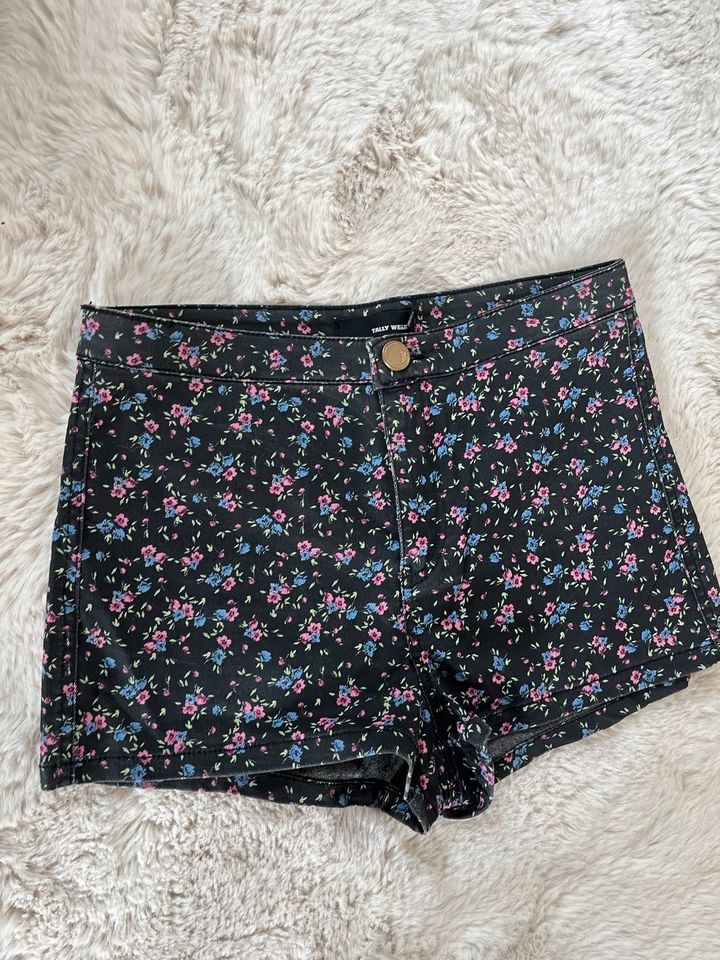 Shorts kurze Hose Hotpants Gr. 40 Muster Blumen schwarz in Cham