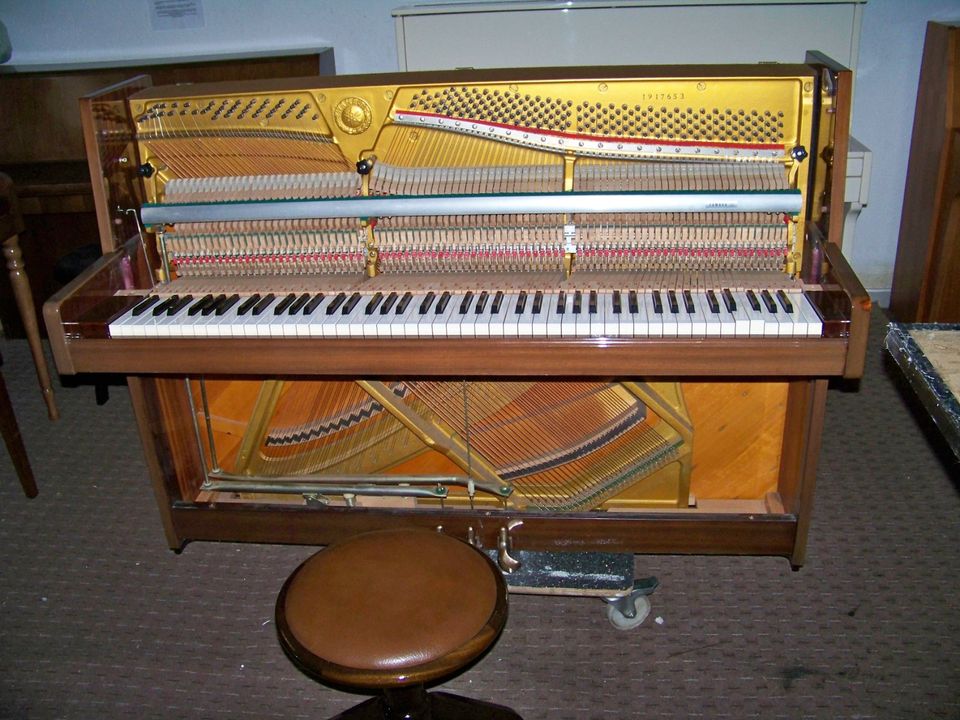 Klavier "Yamaha 105" mit  Klavierbank und Moderator in Neumünster
