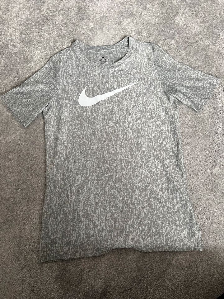 Nike Tshirt Größe in Köln