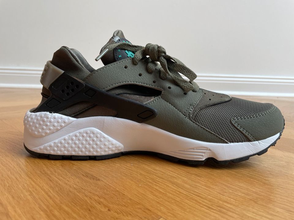 SNEAKER NIKE AIR HUARACHE IRON GREEN GR.43 in Berlin