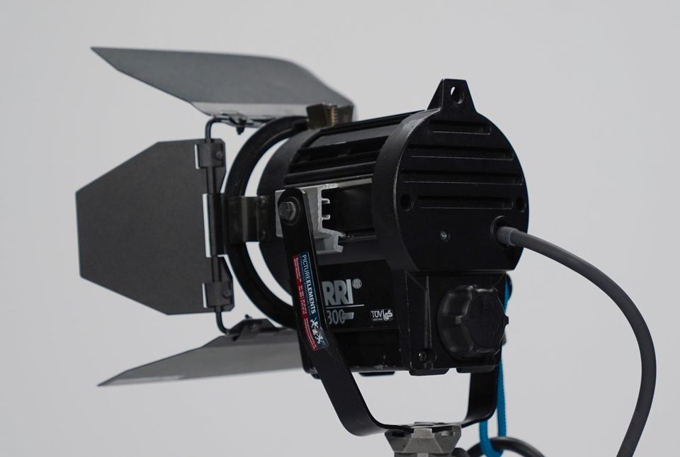 ARRI Junior 300W Plus Fresnel Tungsten Stufenlinse Filmlicht in München