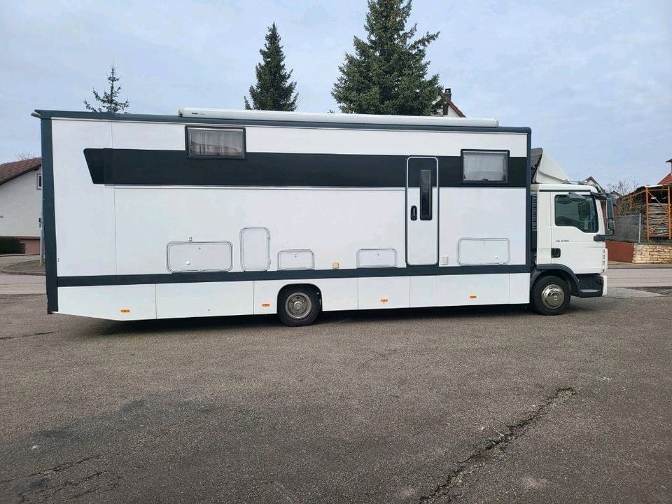 MAN TGL 8.180. Wohnmobil mit Autogarage und Slide out. in Vöhringen