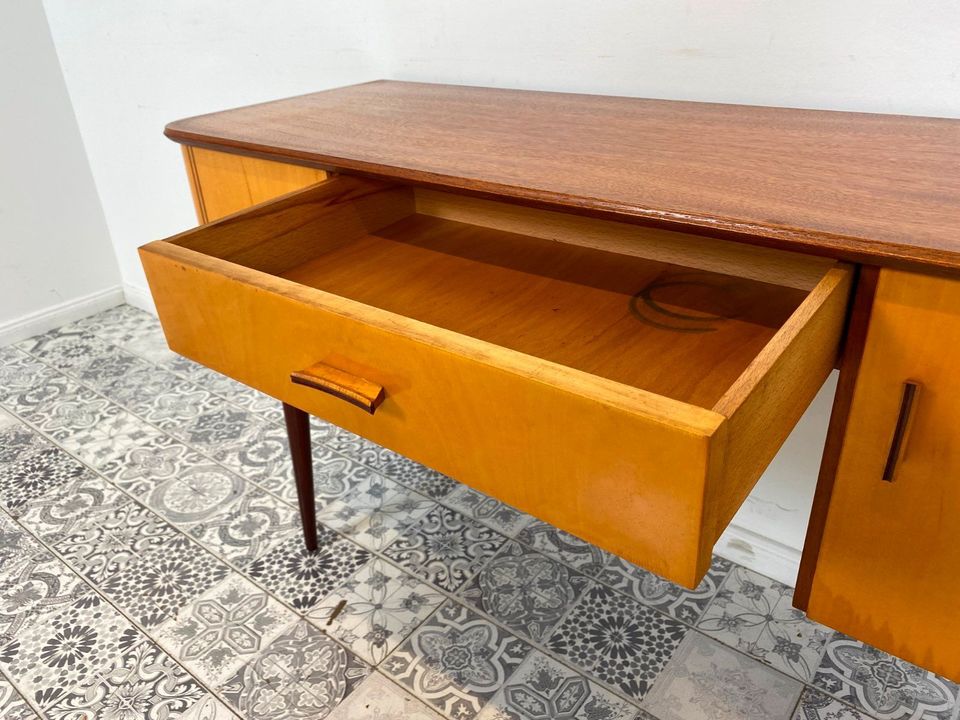 WMK Formschöner und gut erhaltener kleiner Mid-Century Schreibtisch aus den 1960er Jahren # Arbeitstisch Schminktisch Dominia Frisierkommode Desk Sekretär Rockabilly Vintage Retro 50er 60er in Berlin