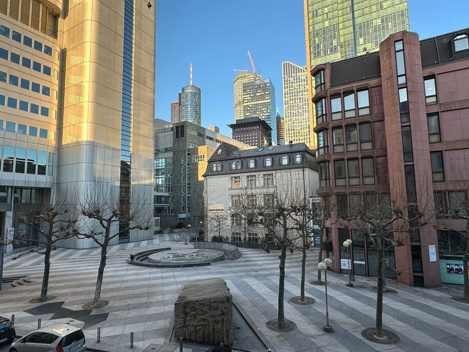 Teilmöbilierte Helle Altbauwohnung nahe Willy Brandt Platz in Frankfurt am Main