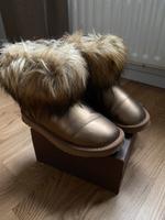 BRONZE Ugg Look Damenschuhe Gr 38 Stiefel Fluffig Warm München - Ramersdorf-Perlach Vorschau