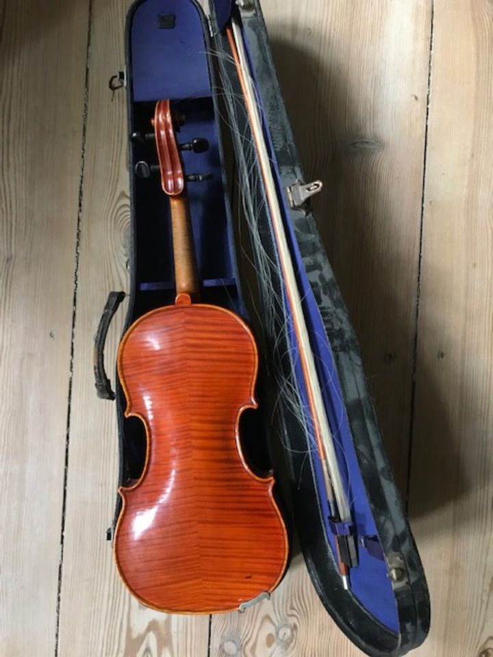 zwei Geigen mit Geigenkoffern und Bögen in Berlin