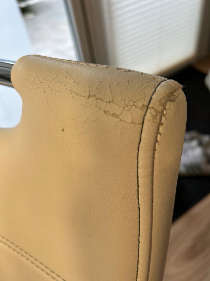 Esstisch top Zustand + Stühle mit Gebrauchsspuren ein Stuhl Risse in Brüggen